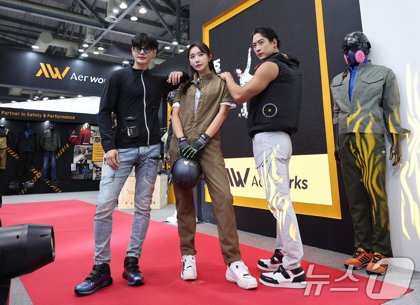 (고양=뉴스1) 김성진 기자 = 7일 경기 고양시 킨텍스에서 열린 2025 국제안전보건전시회에서 모델들이 아에르웍스 대표 제품을 입고 런웨이를 하고 있다. 2025.7.7/뉴스1