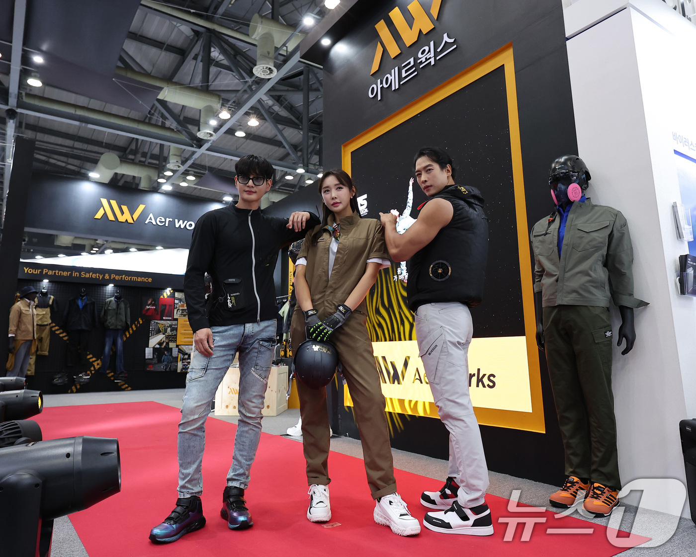 (고양=뉴스1) 김성진 기자 = 7일 경기 고양시 킨텍스에서 열린 2025 국제안전보건전시회에서 모델들이 아에르웍스 대표 제품을 입고 런웨이를 하고 있다. 2025.7.7/뉴스1
