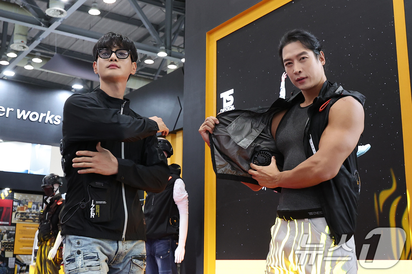 (고양=뉴스1) 김성진 기자 = 7일 경기 고양시 킨텍스에서 열린 2025 국제안전보건전시회에서 모델들이 아에르웍스 대표 제품을 입고 런웨이를 하고 있다. 2025.7.7/뉴스1