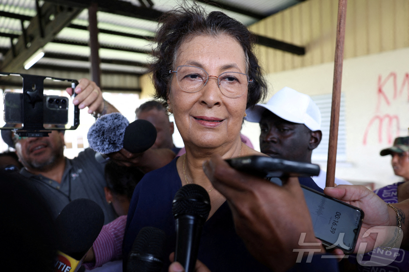 (파라마리보 로이터=뉴스1) 양은하 기자 = 수리남 국회는 6일(현지시간) 예니퍼 헤이링스 시몬스(71) 국민민주당(NDP) 대표를 차기 대통령으로 선출했다. 2025.07.06. …