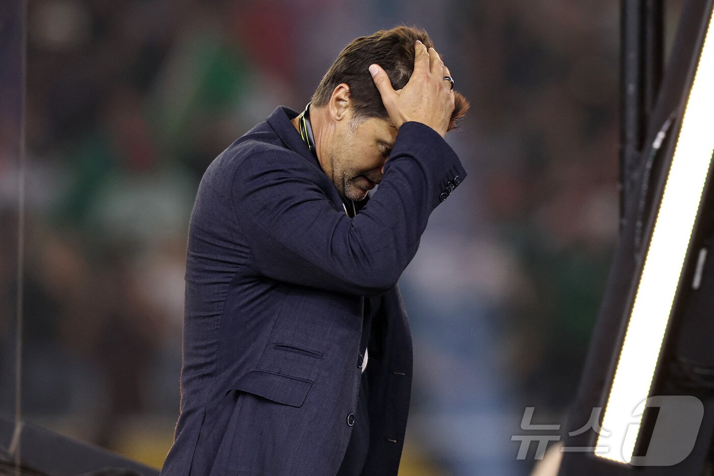 본문 이미지 - 골드컵 준우승에 그친 뒤 아쉬워하는 마우리시오 포체티노 감독. ⓒ AFP=뉴스1