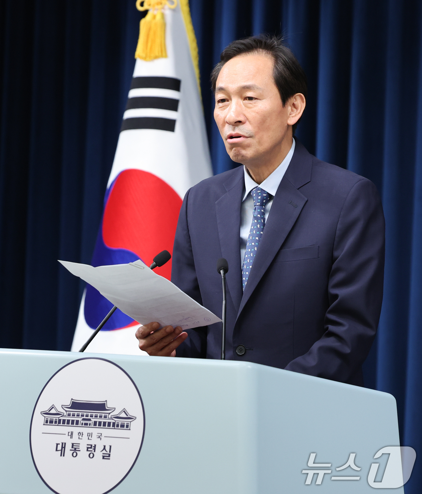 (서울=뉴스1) 허경 기자 = 우상호 정무수석이 7일 서울 용산구 대통령실 청사에서 국무총리 오찬 주례 회동 관련 브리핑을 하고 있다. 2025.7.7/뉴스1