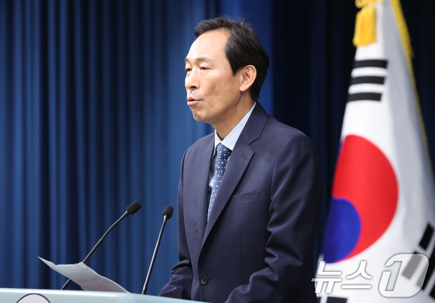 본문 이미지 - 우상호 정무수석이 7일 서울 용산구 대통령실 청사에서 국무총리 오찬 주례 회동 관련 브리핑을 하고 있다. 2025.7.7/뉴스1 ⓒ News1 허경 기자