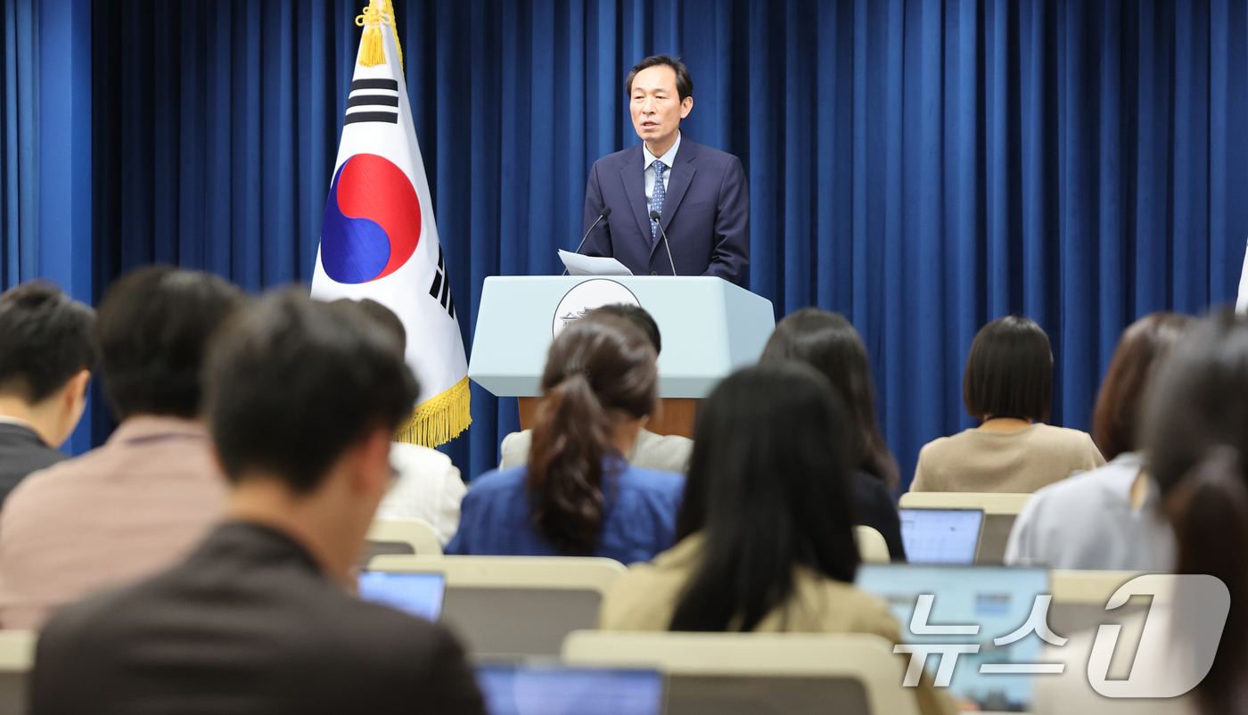 (서울=뉴스1) 허경 기자 = 우상호 정무수석이 7일 서울 용산구 대통령실 청사에서 국무총리 오찬 주례 회동 관련 브리핑을 하고 있다. 2025.7.7/뉴스1