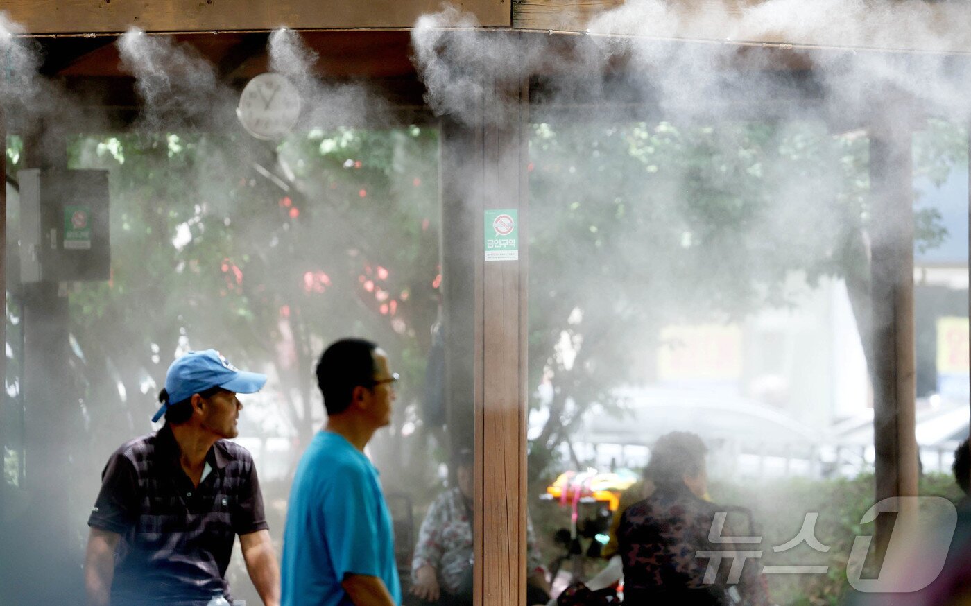 본문 이미지 - 무더위가 이어지고 있는 7일 광주 북구 우산근린공원 이용객들이 쿨링포그 아래서 더위를 식히고 있다.(광주 북구 제공. 재판매 및 DB 금지) 2025.7.7/뉴스1 ⓒ News1 박지현 기자
