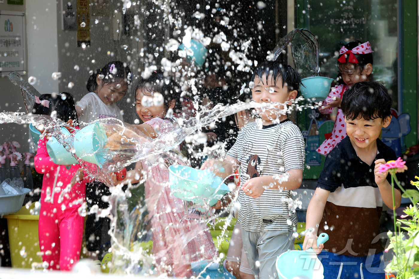 (광주=뉴스1) 박지현 기자 = 절기상 소서인 7일 광주 북구청직장어린이집 앞마당에서 아이들이 교사와 물총놀이를 하며 더위를 식히고 있다. (광주 북구 제공. 재판매 및 DB 금지 …