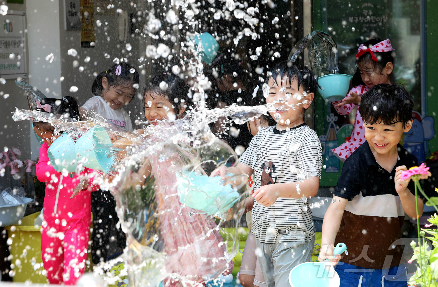 (광주=뉴스1) 박지현 기자 = 절기상 소서인 7일 광주 북구청직장어린이집 앞마당에서 아이들이 교사와 물총놀이를 하며 더위를 식히고 있다. (광주 북구 제공. 재판매 및 DB 금지 …