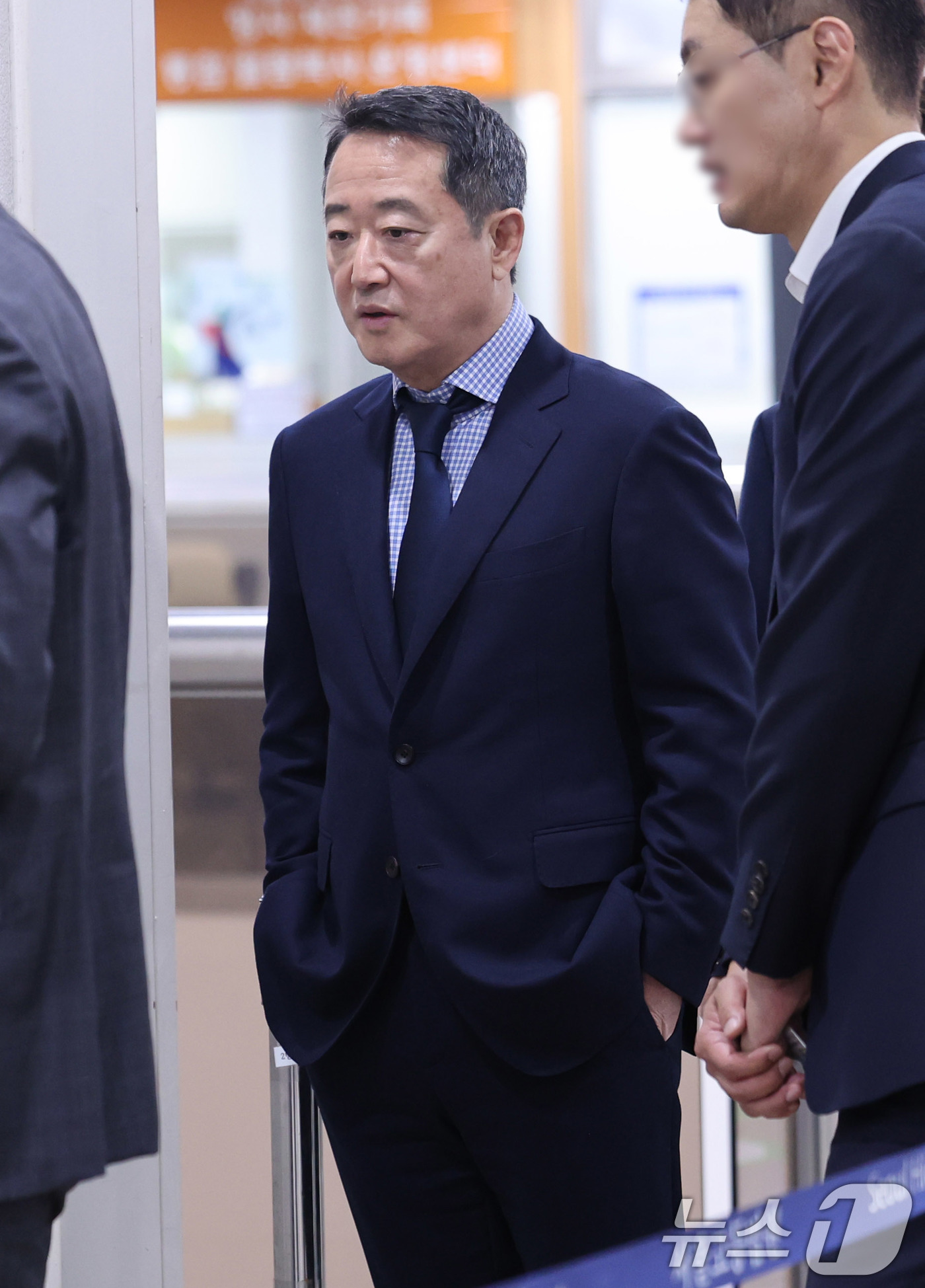 (서울=뉴스1) 박지혜 기자 = 골관절염 치료 세포치료제 인보사의 성분 조작 의혹을 받는 이웅열 코오롱그룹 명예회장이 7일 오후 서울 서초구 서울고등법원에서 열린 항소심 첫 공판에 …