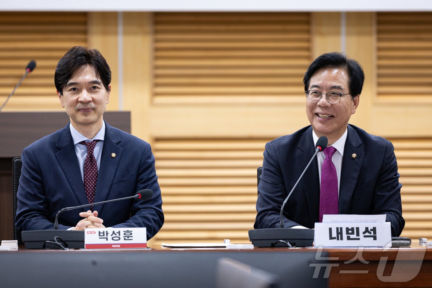 본문 이미지 - 송언석 국민의힘 비상대책위원장 겸 원내대표&#40;오른쪽&#41;가 지난달 7일 서울 여의도 국회 의원회관에서 열린 해운강국 재건을 위한 선화주 상생 정책세미나에서 축사를 하고 있다. 왼쪽은 박성훈 의원. 2025.7.7/뉴스1 ⓒ News1 유승관 기자