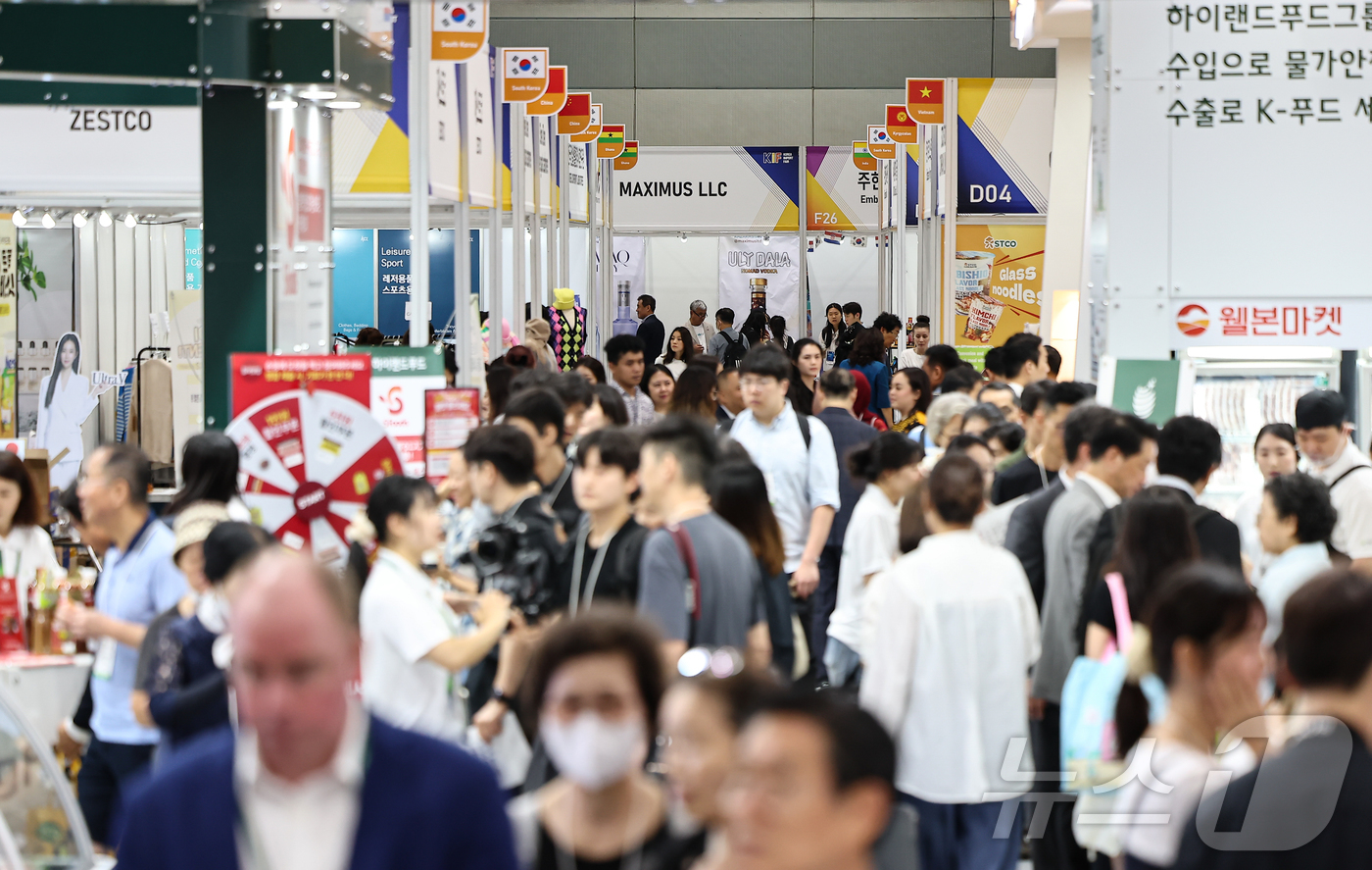 (서울=뉴스1) 김도우 기자 = 7일 서울 강남구 코엑스에서 열린 '2025 한국수입박람회'가 관람객들로 붐비고 있다. 2025.7.7/뉴스1