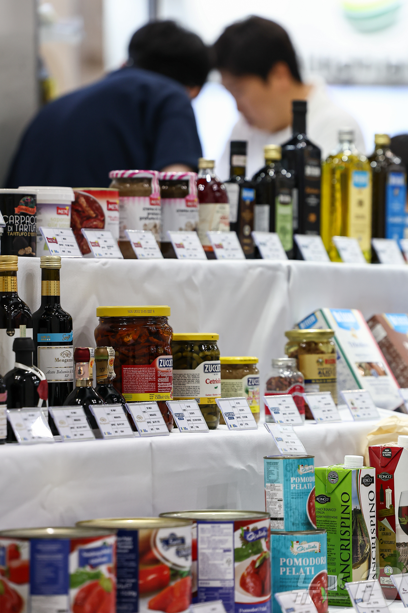 (서울=뉴스1) 김도우 기자 = 7일 서울 강남구 코엑스에서 열린 '2025 한국수입박람회'에서 관람객들이 소스류를 둘러보고 있다. 2025.7.7/뉴스1