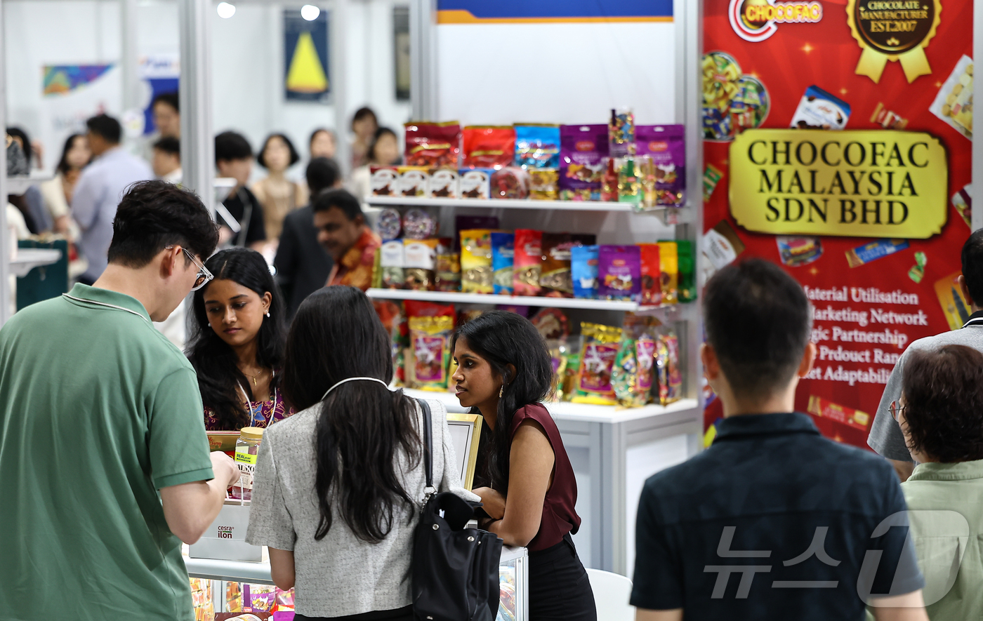 (서울=뉴스1) 김도우 기자 = 7일 서울 강남구 코엑스에서 열린 '2025 한국수입박람회'에서 관람객들이 말레이시아 부스를 둘러보고 있다. 2025.7.7/뉴스1