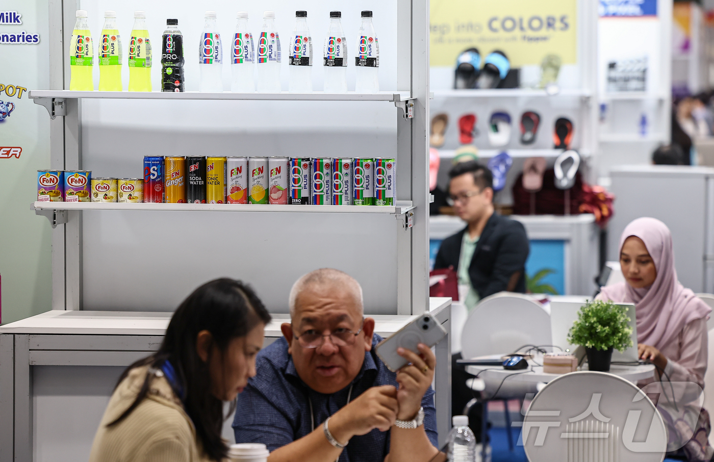 (서울=뉴스1) 김도우 기자 = 7일 서울 강남구 코엑스에서 열린 '2025 한국수입박람회'에서 바이어들이 상담을 하고 있다. 2025.7.7/뉴스1