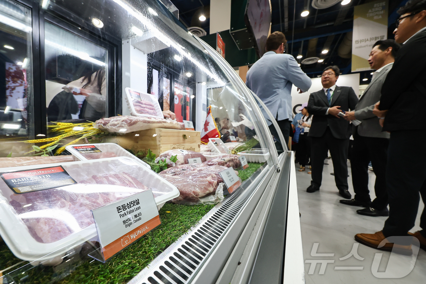 (서울=뉴스1) 김도우 기자 = 7일 서울 강남구 코엑스에서 열린 '2025 한국수입박람회'에서 관람객들이 캐나다 수입 고기를 살펴보고 있다. 2025.7.7/뉴스1