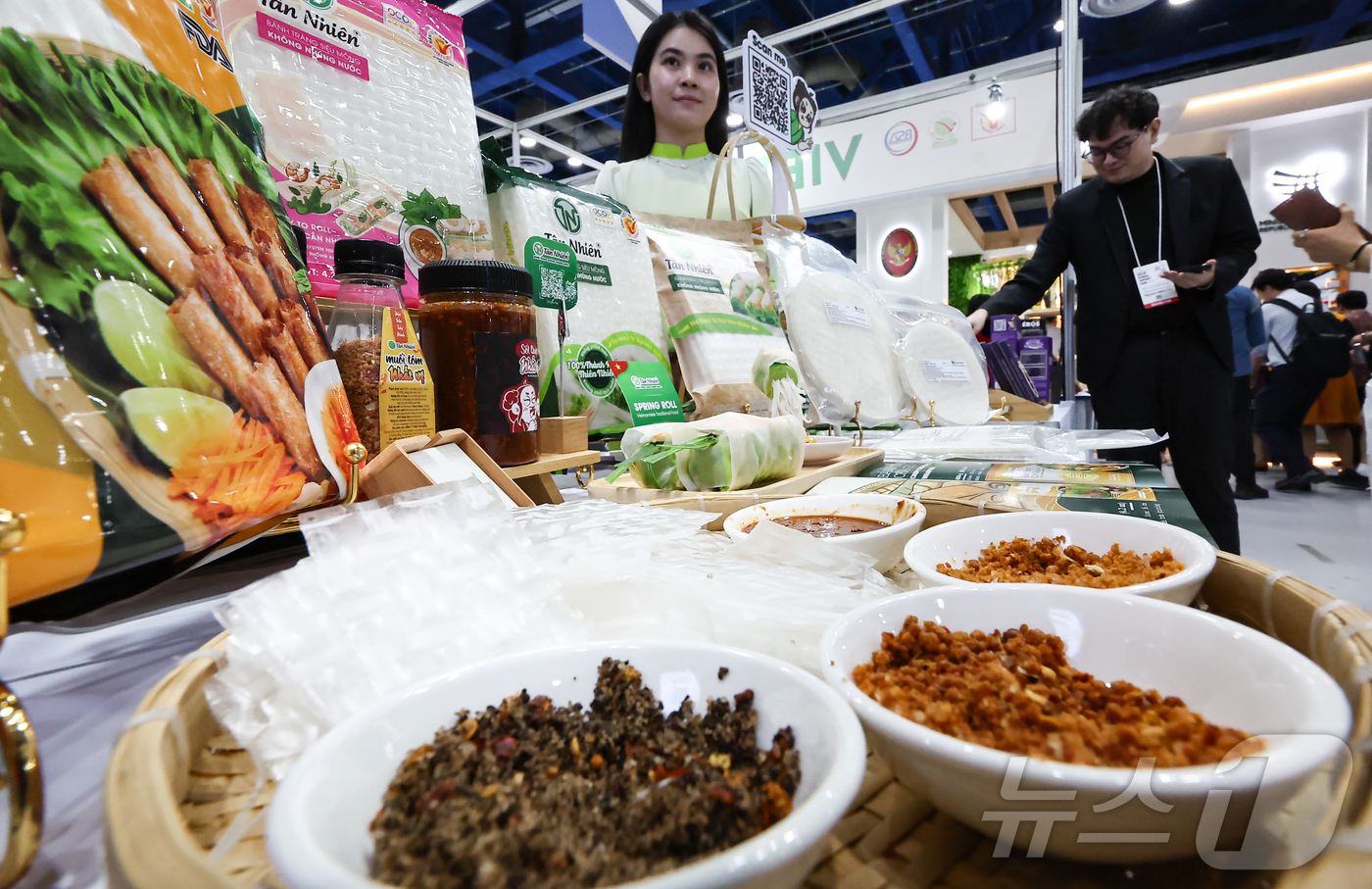 (서울=뉴스1) 김도우 기자 = 7일 서울 강남구 코엑스에서 열린 '2025 한국수입박람회'에서 관람객들이 베트남 부스를 둘러보고 있다. 2025.7.7/뉴스1