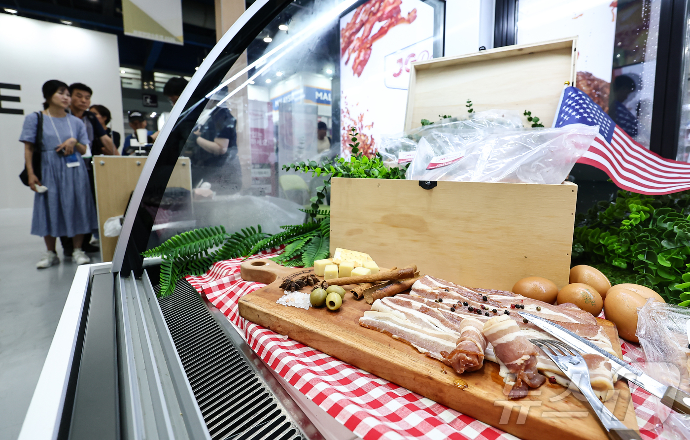 (서울=뉴스1) 김도우 기자 = 7일 서울 강남구 코엑스에서 열린 '2025 한국수입박람회'에서 관람객들이 미국산 베이컨을 시식하고 있다. 2025.7.7/뉴스1