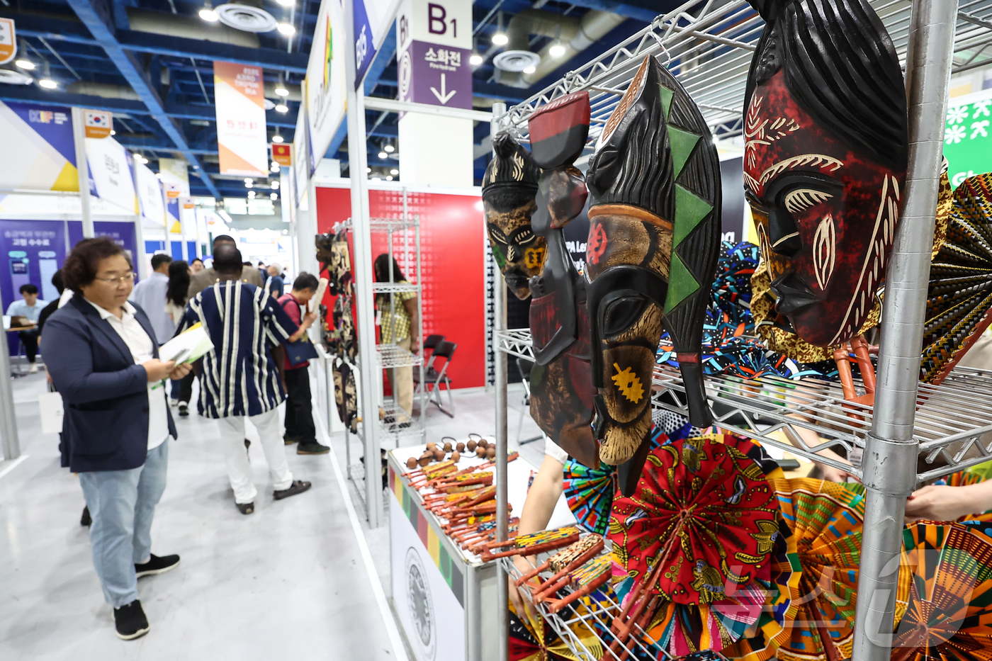 (서울=뉴스1) 김도우 기자 = 7일 서울 강남구 코엑스에서 열린 '2025 한국수입박람회'에서 관람객들이 가나 부스를 둘러보고 있다. 2025.7.7/뉴스1