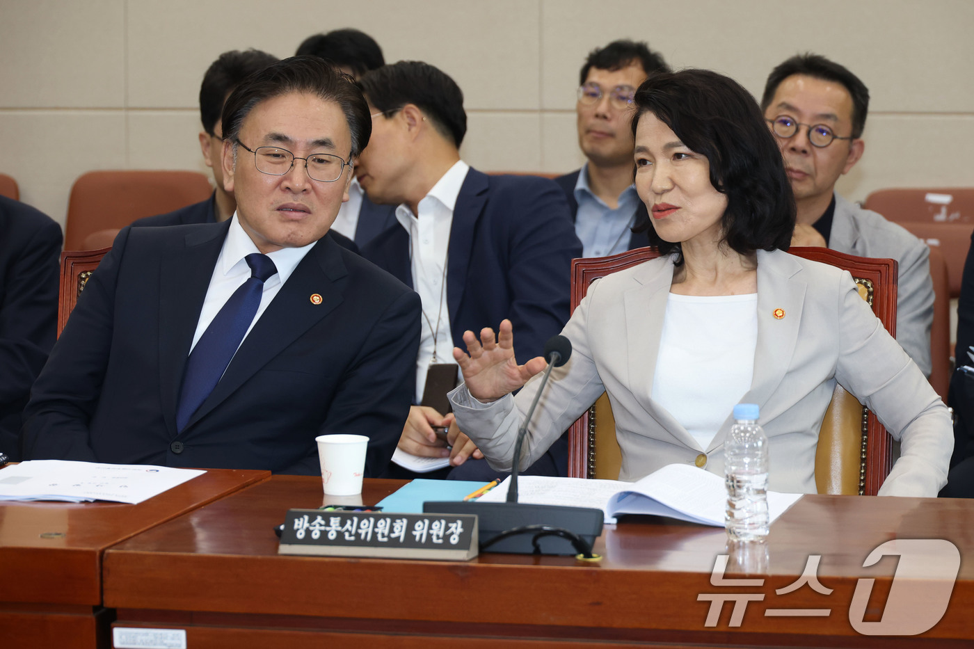 (서울=뉴스1) 이광호 기자 = 유상임 과학기술정보통신부장관과 이진숙 방송통신위원장이 7일 오후 서울 여의도 국회에서 열린 과학기술정보방송통신위원회 전체회의에 출석해 대화하고 있다 …