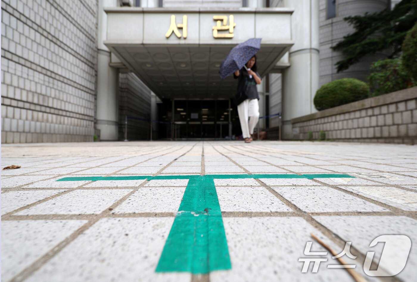 본문 이미지 - 법조계에 따르면 서울중앙지법은 9일 오후 2시 15분부터 특수공무집행방해 등 혐의를 받는 윤 전 대통령의 구속 전 피의자 심문&#40;영장실질심사&#41;을 진행한다고 밝혔다. 사진은 7일 서울 서초구 서울중앙지방법원 모습. 2025.7.7/뉴스1 ⓒ News1 박지혜 기자