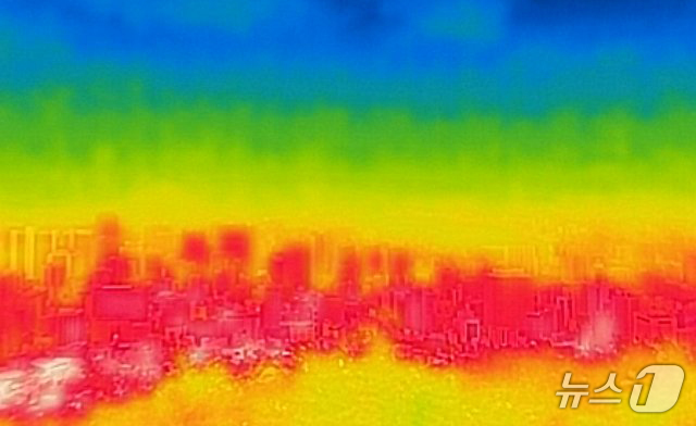 (서울=뉴스1) 이승배 기자 = 서울 전역에 올 여름 첫 폭염경보가 발령된 7일 서울 남산에서 열화상 카메라로 바라본 서울 도심이 높은 온도로 빨갛게 보이고 있다.폭염경보는 일 최 …