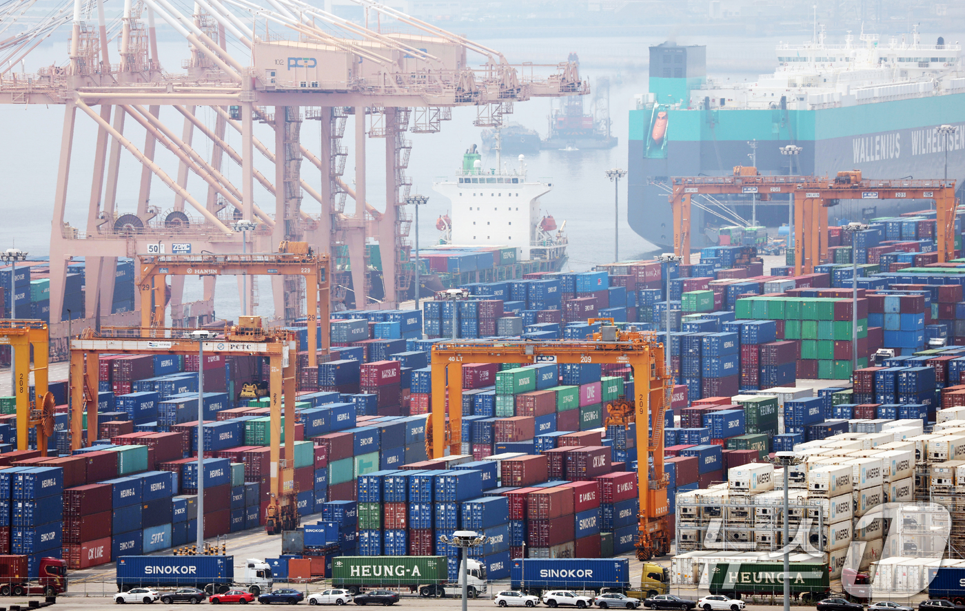 (평택=뉴스1) 김영운 기자 = 도널드 트럼프 미국 대통령은 6일(현지시간) 미국 동부시간 7일 낮 12시(한국시간 8일 오전 1시)부터 무역 상대국(12~15개국)들에 관세율을 …