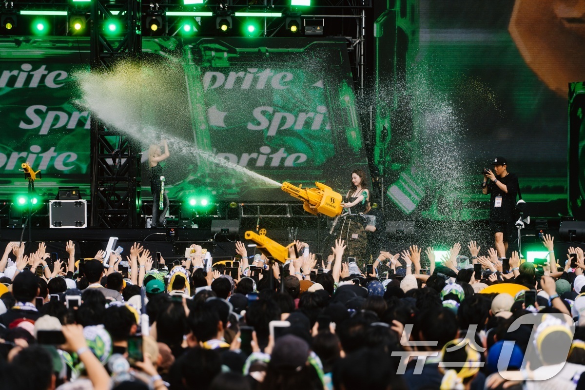 (서울=뉴스1) = 코카-콜라사는 스프라이트가 후원사로 참여하는 '워터밤 서울 2025'에서 스프라이트의 모델 에스파 카리나가 카리스마 넘치는 퍼포먼스로 페스티벌을 상쾌하게 물들였 …