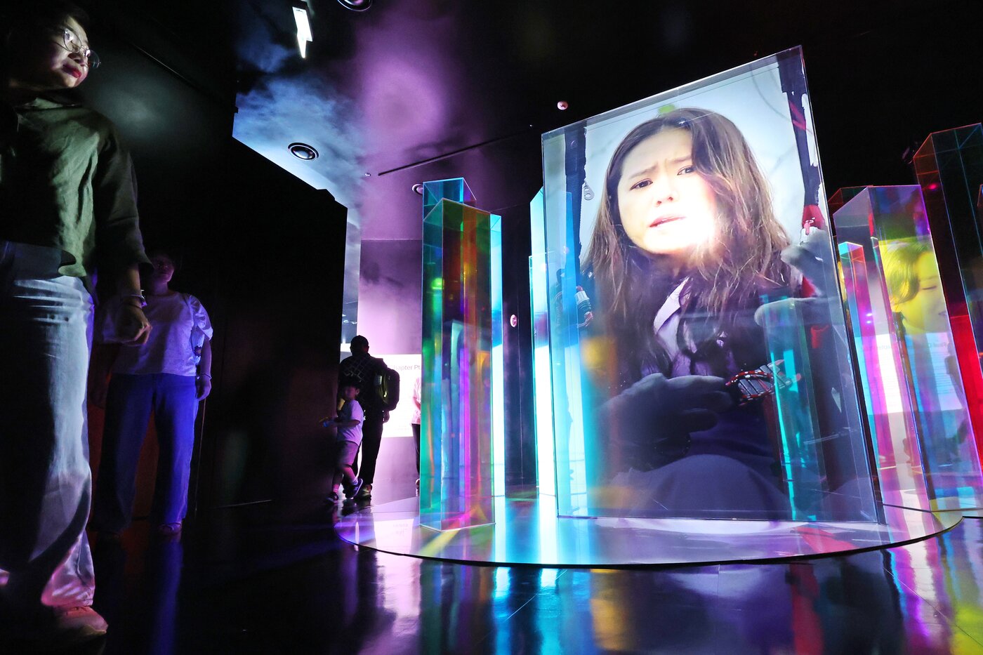 본문 이미지 - 7일 서울 종로구 청와대 사랑채 1층 전시실에서 열린 &#39;K-드라마, 러브 챕터&#40;Love Chapter&#41;&#39;에서 관람객들이 3D 미디어아트를 살펴보고 있다. 2025.7.7/뉴스1 ⓒ News1 황기선 기자