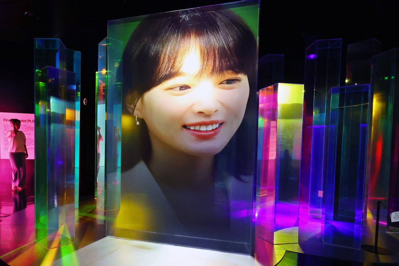 본문 이미지 - 7일 서울 종로구 청와대 사랑채 1층 전시실에서 열린 &#39;K-드라마, 러브 챕터&#40;Love Chapter&#41;&#39;에서 관람객들이 3D 미디어아트를 살펴보고 있다. 2025.7.7/뉴스1 ⓒ News1 황기선 기자