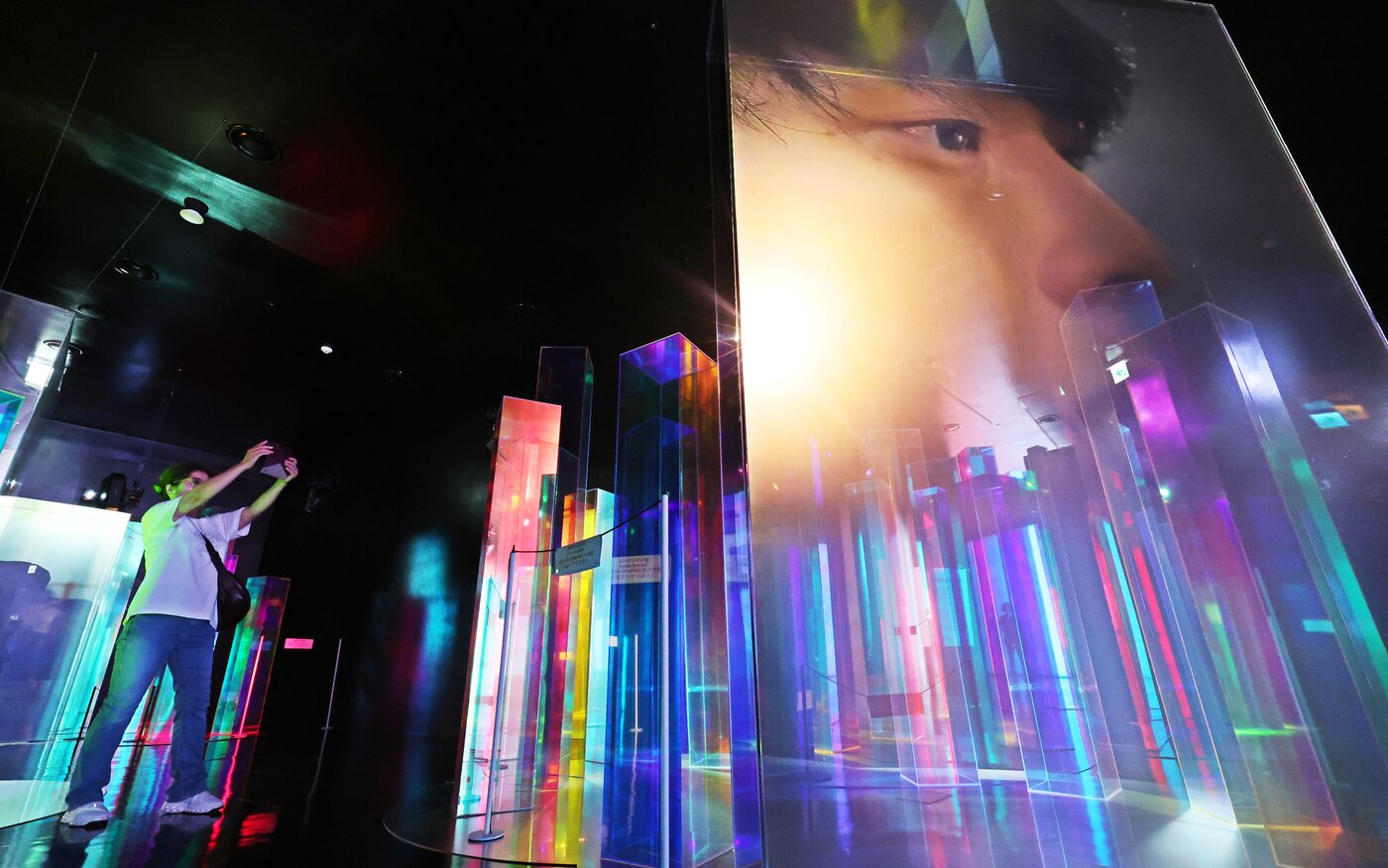 본문 이미지 - 7일 서울 종로구 청와대 사랑채 1층 전시실에서 열린 &#39;K-드라마, 러브 챕터&#40;Love Chapter&#41;&#39;에서 관람객들이 3D 미디어아트를 살펴보고 있다. 2025.7.7/뉴스1 ⓒ News1 황기선 기자