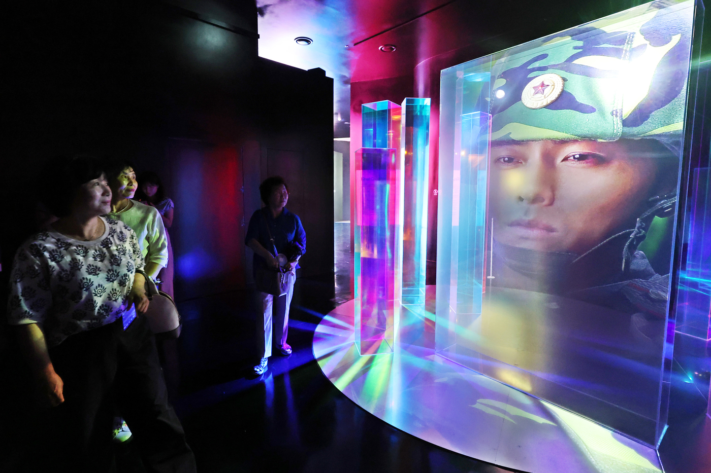 (서울=뉴스1) 황기선 기자 = 7일 서울 종로구 청와대 사랑채 1층 전시실에서 열린 'K-드라마, 러브 챕터(Love Chapter)'에서 관람객들이 3D 미디어아트를 살펴보고 …