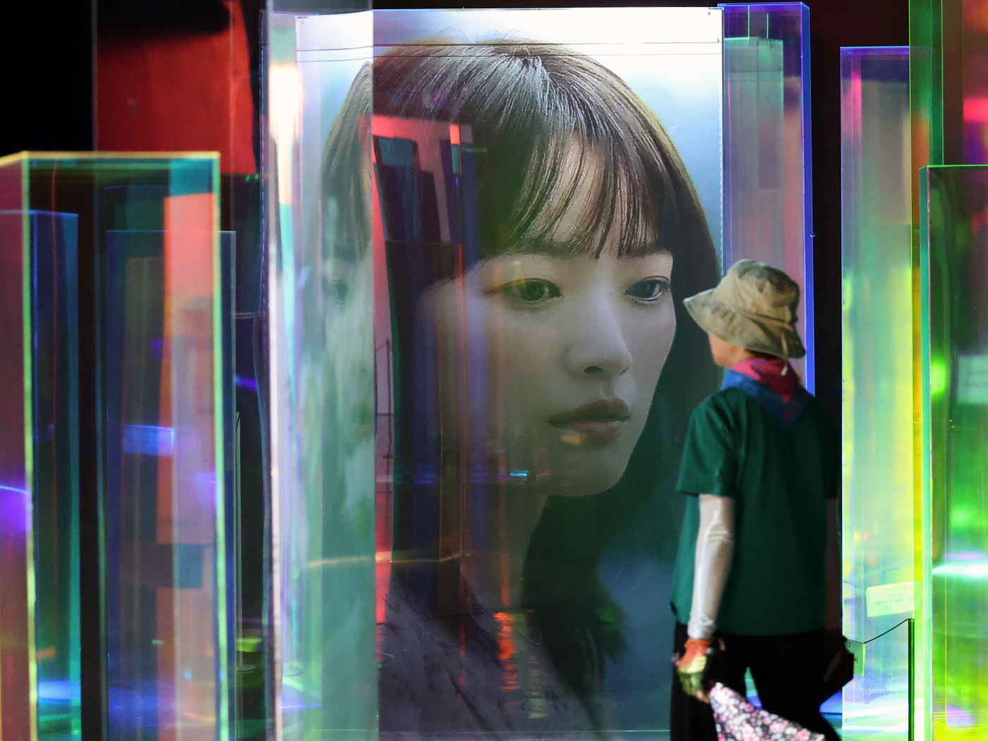 (서울=뉴스1) 황기선 기자 = 7일 서울 종로구 청와대 사랑채 1층 전시실에서 열린 'K-드라마, 러브 챕터(Love Chapter)'에서 관람객들이 3D 미디어아트를 살펴보고 …