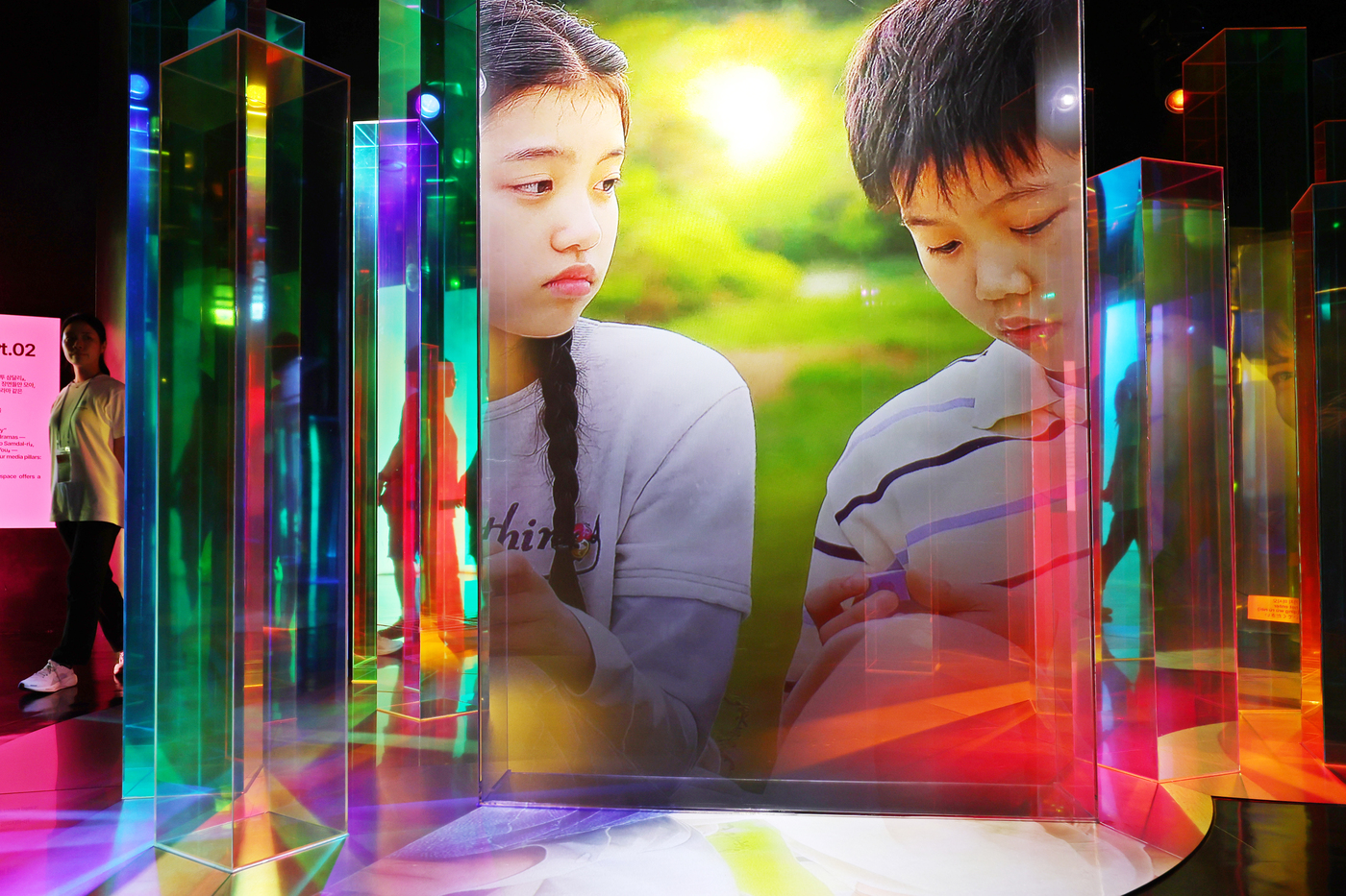 (서울=뉴스1) 황기선 기자 = 7일 서울 종로구 청와대 사랑채 1층 전시실에서 열린 'K-드라마, 러브 챕터(Love Chapter)'에서 관람객들이 3D 미디어아트를 살펴보고 …