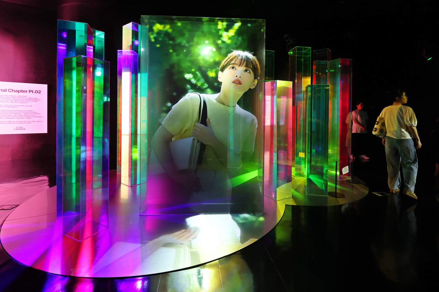 (서울=뉴스1) 황기선 기자 = 7일 서울 종로구 청와대 사랑채 1층 전시실에서 열린 'K-드라마, 러브 챕터(Love Chapter)'에서 관람객들이 3D 미디어아트를 살펴보고 …