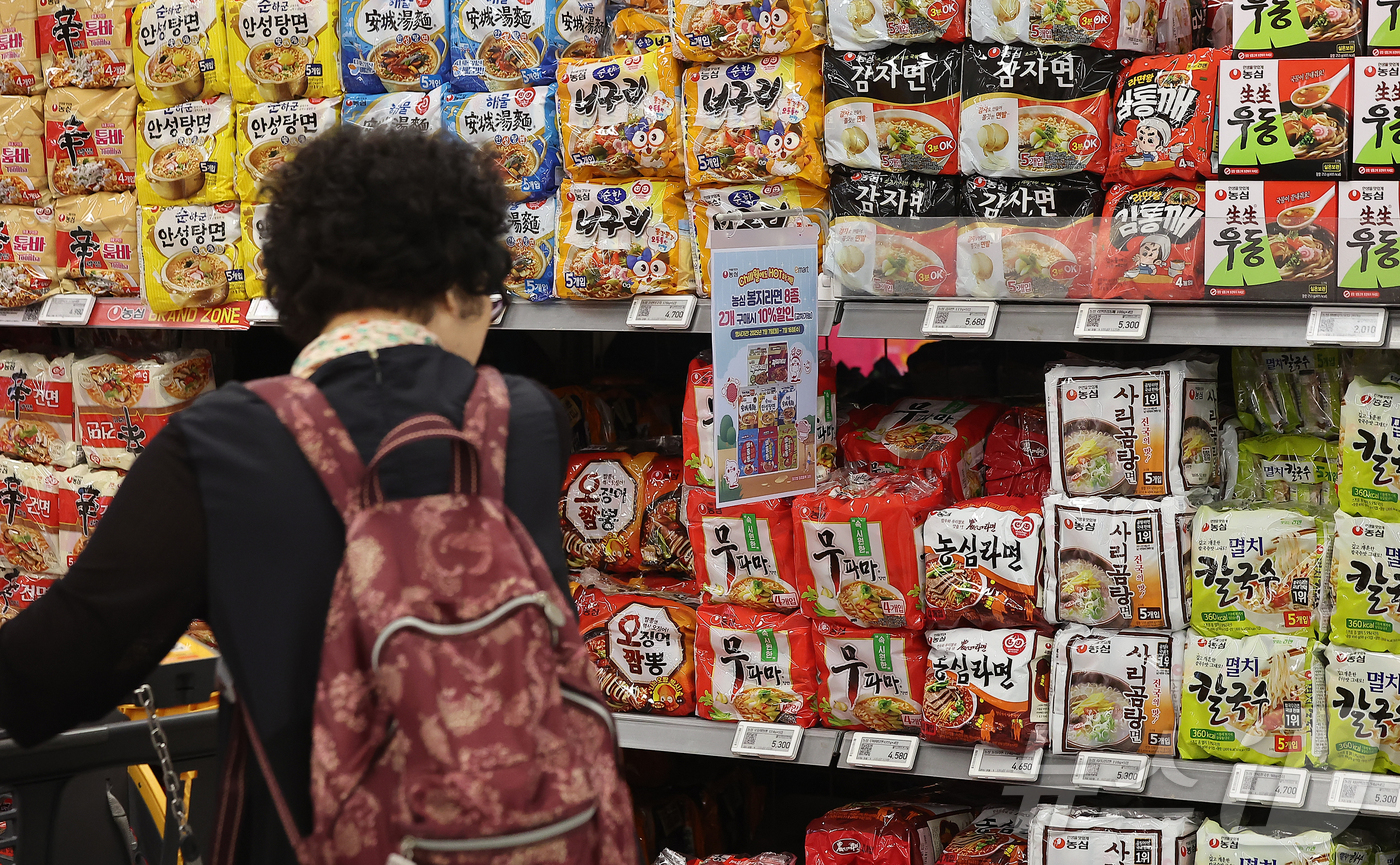 (서울=뉴스1) 김진환 기자 = 식음료 및 외식물가가 연이어 오르고 있는 가운데 정부와 식품·유통업계가 먹거리 물가 부담을 낮추기 위해 여름 휴가철에 대규모 할인 행사에 나선다고 …