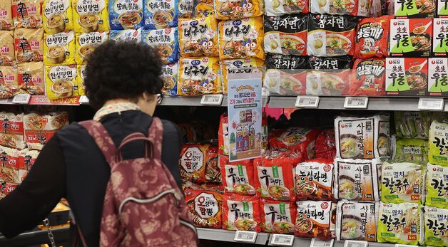 식품·유통업계, 이달 라면·빵·커피 등 최대 반값 할인