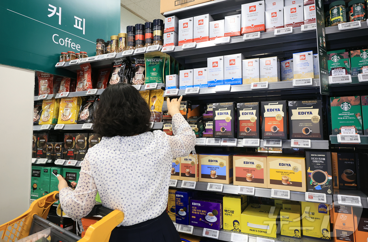 (서울=뉴스1) 김진환 기자 = 식음료 및 외식물가가 연이어 오르고 있는 가운데 정부와 식품·유통업계가 먹거리 물가 부담을 낮추기 위해 여름 휴가철에 대규모 할인 행사에 나선다고 …