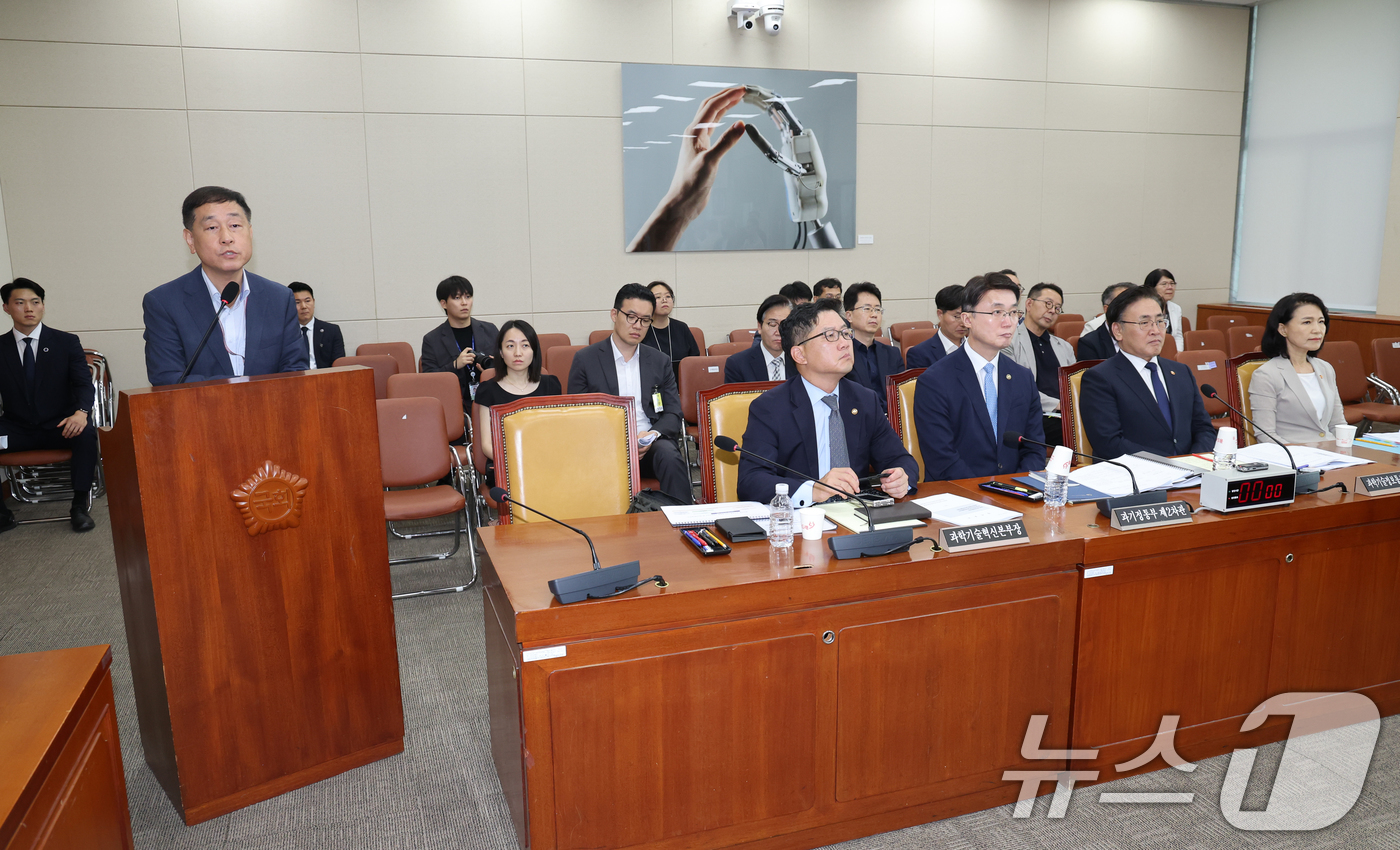 (서울=뉴스1) 안은나 기자 = 김영관 방송통신위원회 사무처장 직무대리가 7일 오후 서울 여의도 국회에서 열린 제427회국회(임시회) 과학기술정보방송통신위원회 제1차 전체회의에 출 …