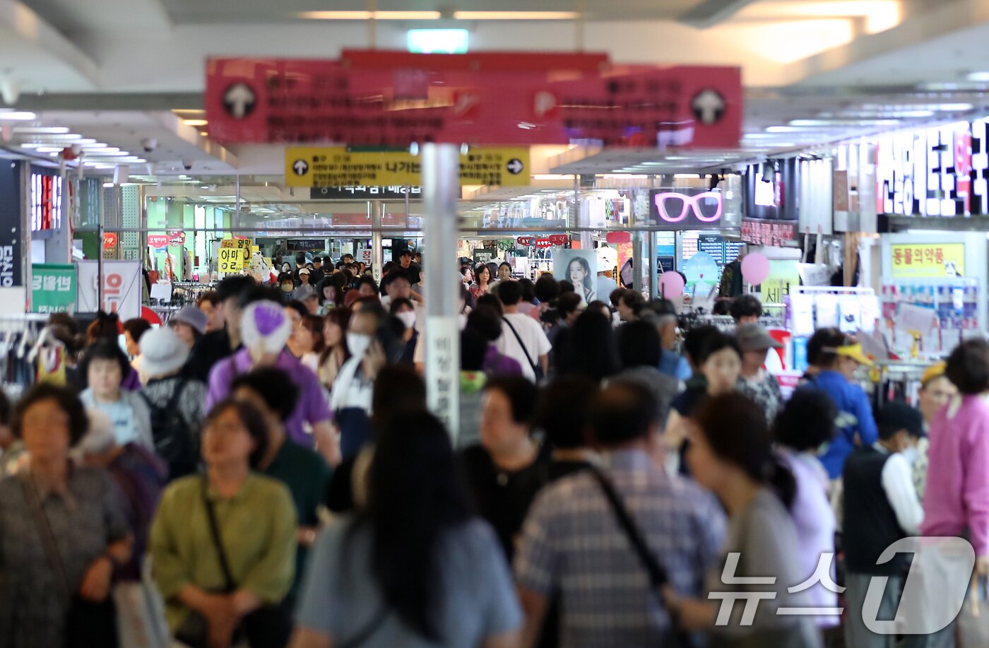 본문 이미지 - 절기상 '소서(小暑)'인 7일 대구는 폭염특보가 열흘 넘게 이어지고 있다. 불볕더위가 연일 기승을 부리는 가운데 이날 오후 중구 반월당 지하쇼핑센터가 무더위를 피해 지하로 내려온 인파로 붐비고 있다. 2025.7.7/뉴스1 ⓒ News1 공정식 기자