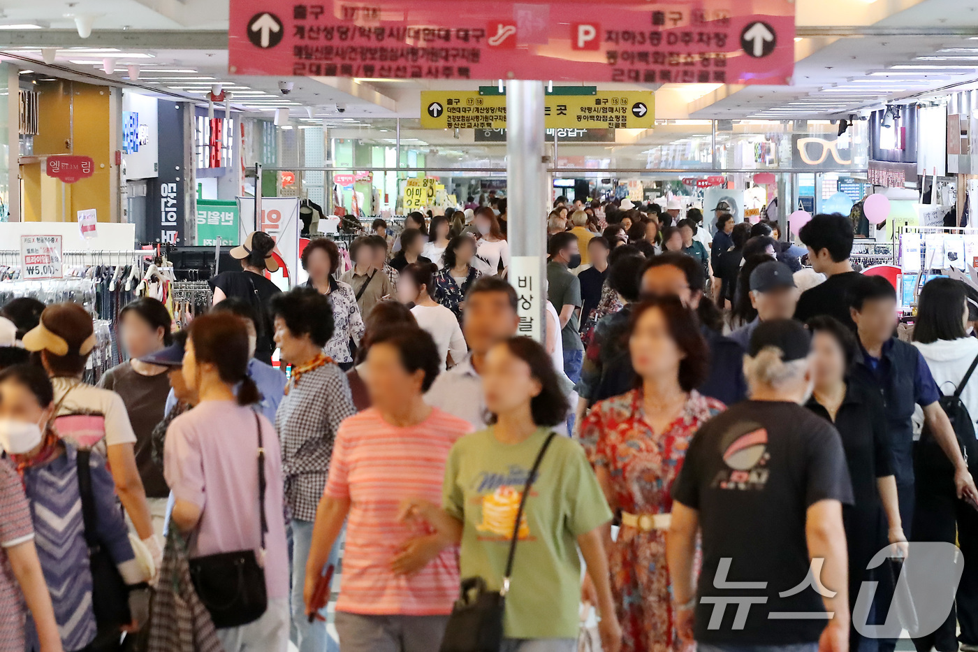 (대구=뉴스1) 공정식 기자 = 절기상 '소서(小暑)'인 7일 대구는 폭염특보가 열흘 넘게 이어지고 있다. 불볕더위가 연일 기승을 부리는 가운데 이날 오후 중구 반월당 지하쇼핑센터 …