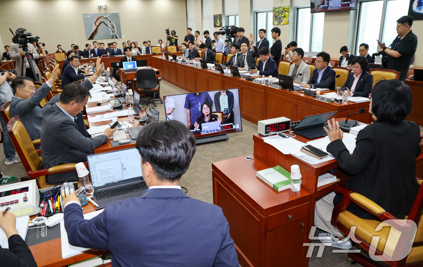 (서울=뉴스1) 안은나 기자 = 여야 의원들이 7일 오후 서울 여의도 국회에서 열린 제427회국회(임시회) 과학기술정보방송통신위원회 제1차 전체회의에서 방송3법 관련 발언을 신청하 …