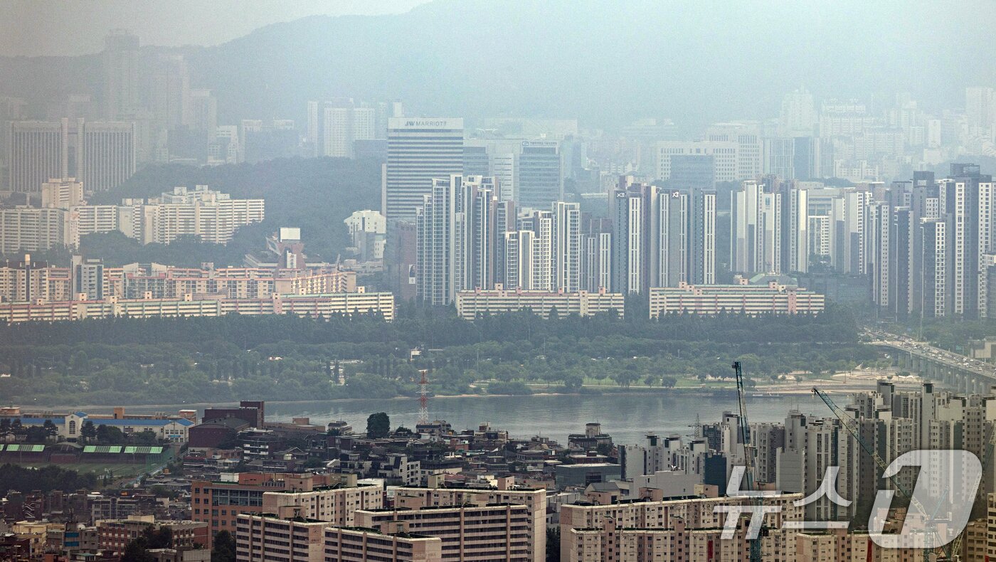본문 이미지 -  사진은 7일 서울 남산에서 바라본 아파트 단지. 2025.7.7/뉴스1 ⓒ News1 이승배 기자