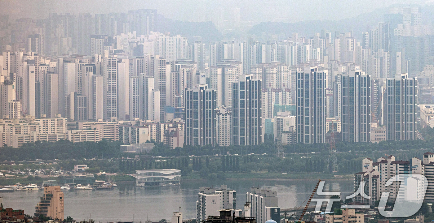 (서울=뉴스1) 이승배 기자 = 정부가 수도권·규제지역의 주택담보대출 한도를 6억원으로 제한하는 고강도 대책을 발표하면서 부동산 상승세가 둔화한 것으로 나타났다. 7일 한국부동산원 …