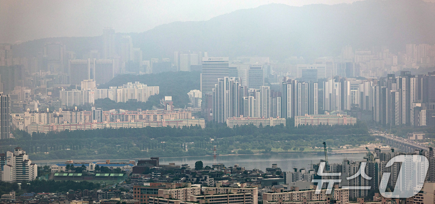 (서울=뉴스1) 이승배 기자 = 정부가 수도권·규제지역의 주택담보대출 한도를 6억원으로 제한하는 고강도 대책을 발표하면서 부동산 상승세가 둔화한 것으로 나타났다. 7일 한국부동산원 …