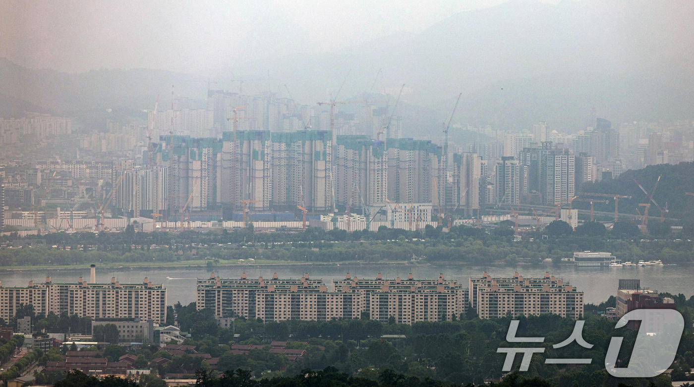 (서울=뉴스1) 이승배 기자 = 정부가 수도권·규제지역의 주택담보대출 한도를 6억원으로 제한하는 고강도 대책을 발표하면서 부동산 상승세가 둔화한 것으로 나타났다. 7일 한국부동산원 …