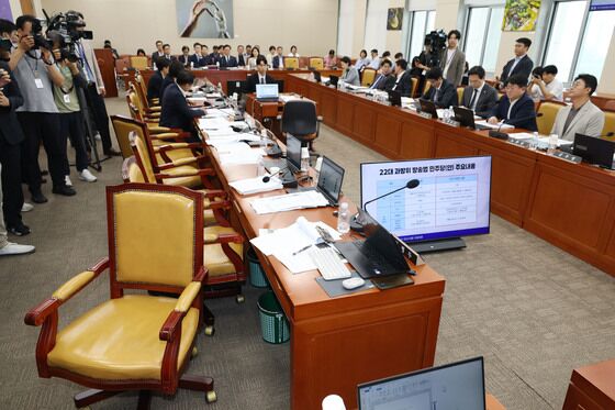 국회 과방위, '방송3법' 통과…野 "전쟁 후 전리품" 반발
