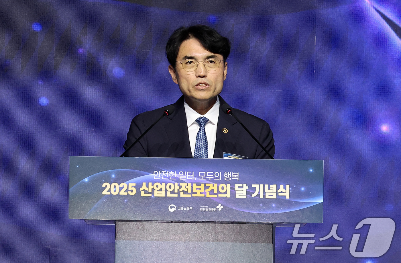 (고양=뉴스1) 김성진 기자 = 권창준 고용노동부 장관 직무대행 차관이 7일 경기 고양시 킨텍스에서 열린 2025 산업안전보건의 달 기념식에서 기념사를 하고 있다. 2025.7.7 …