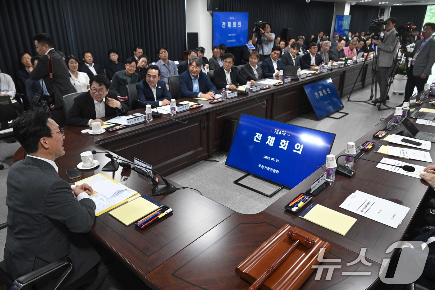(서울=뉴스1) 정부청사사진기자단 = 김민석 국무총리가 7일 오후 서울 종로구 국정기획위원회에서 열린 제4차 전체회의에서 인사말을 하고 있다.  2025.7.7/뉴스1
