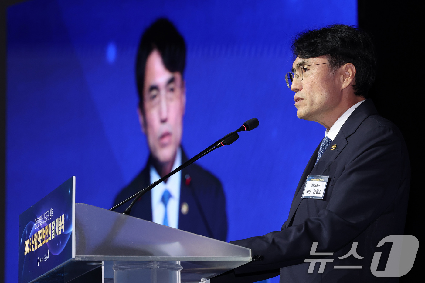 (고양=뉴스1) 김성진 기자 = 권창준 고용노동부 장관 직무대행 차관이 7일 경기 고양시 킨텍스에서 열린 2025 산업안전보건의 달 기념식에서 기념사를 하고 있다. 2025.7.7 …