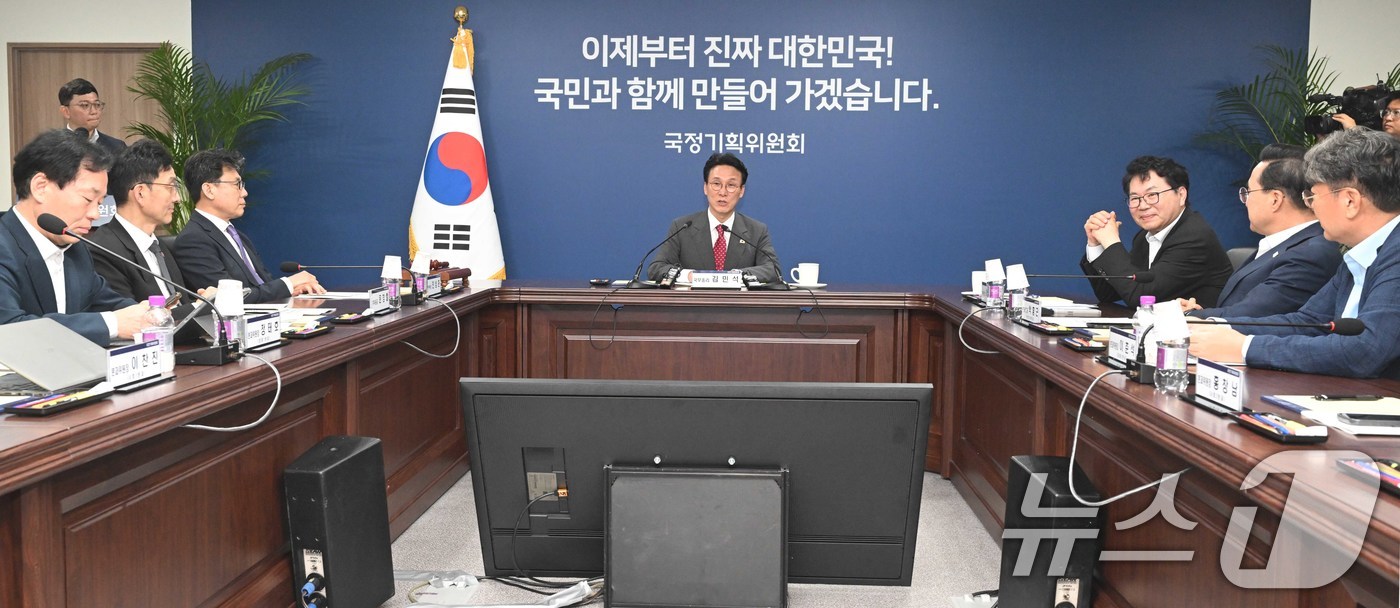 (서울=뉴스1) 정부청사사진기자단 = 김민석 국무총리가 7일 오후 서울 종로구 국정기획위원회에서 열린 제4차 전체회의에서 인사말을 하고 있다. 2025.7.7/뉴스1