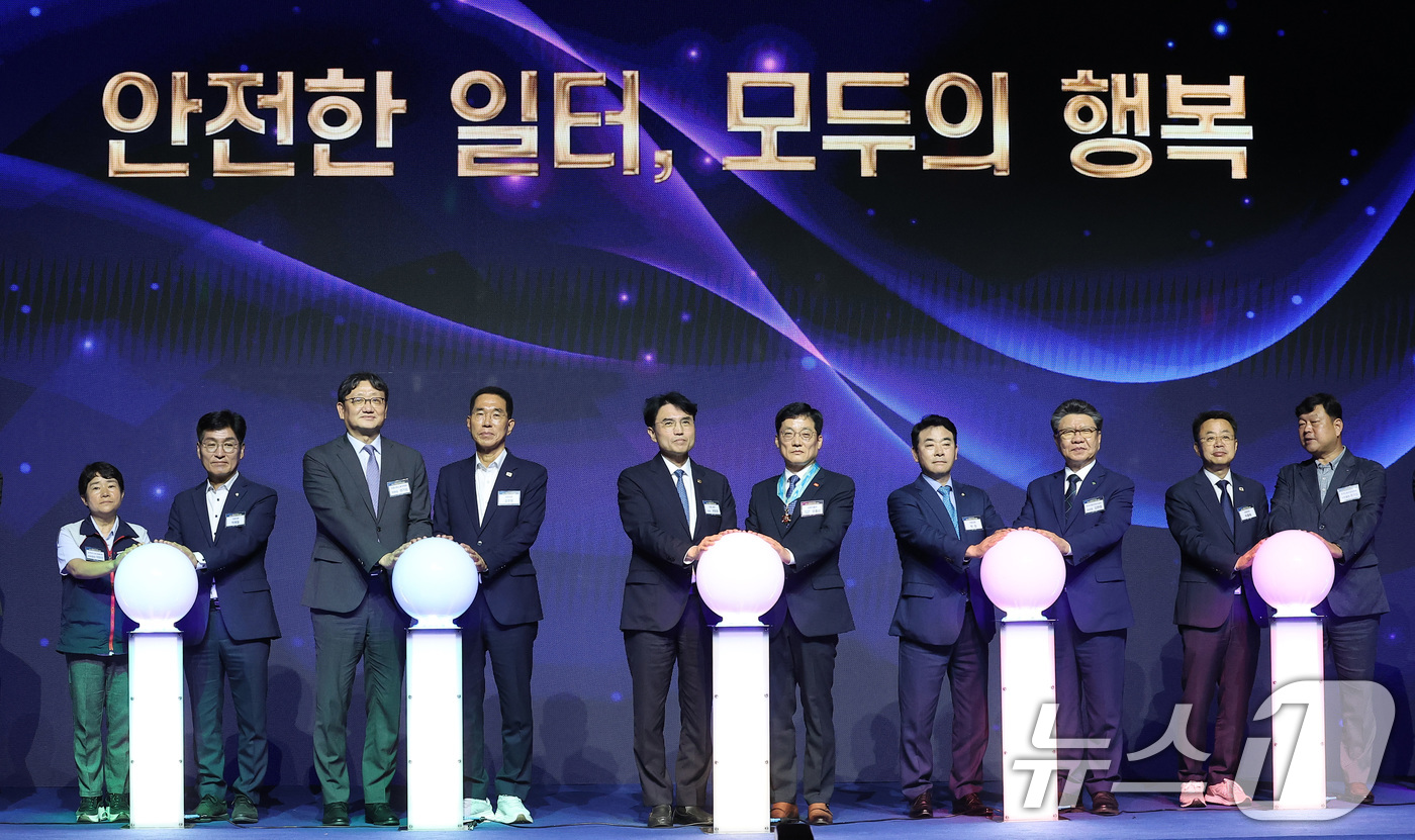 (고양=뉴스1) 김성진 기자 = 권창준 고용노동부 장관 직무대행 차관, 권기섭 경제사회노동위원회 위원장 등 참석자들이 7일 경기 고양시 킨텍스에서 열린 2025 산업안전보건의 달 …
